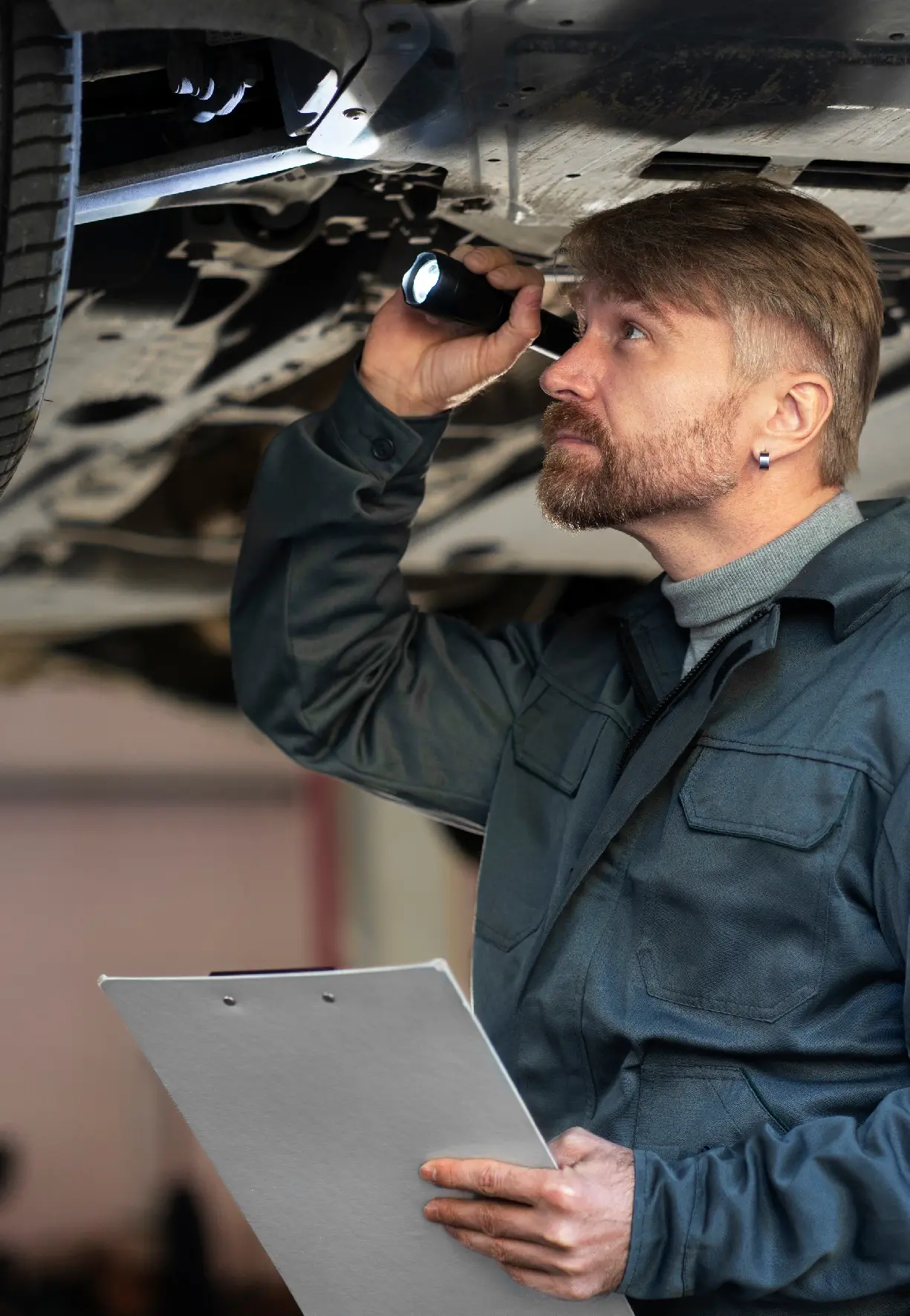 Técnico verificando más de 200 puntos clave del vehículo