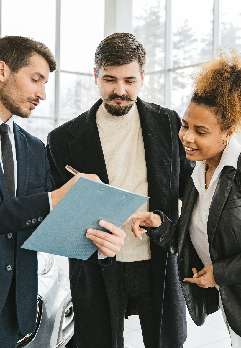 Profesional dando opciones y presupuesto de reparaciones