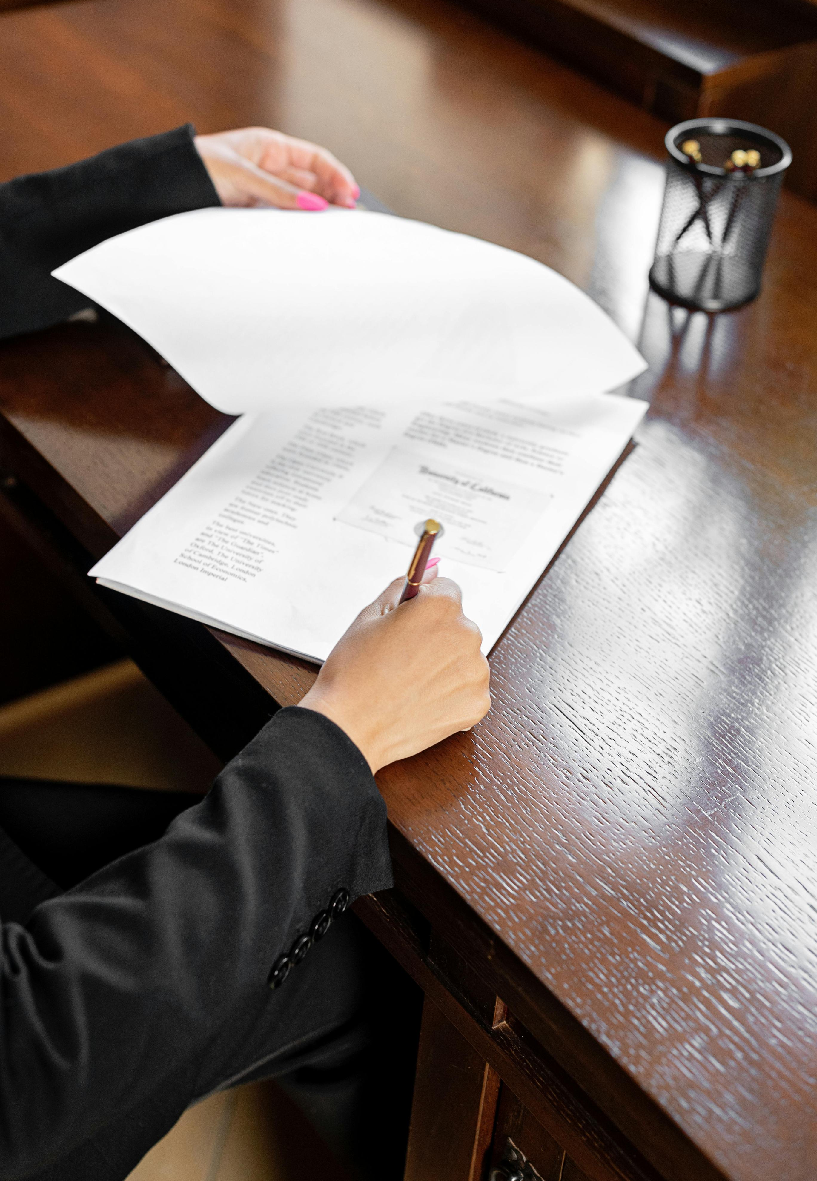 Procurador notarial asistiendo con la gestión de documentos