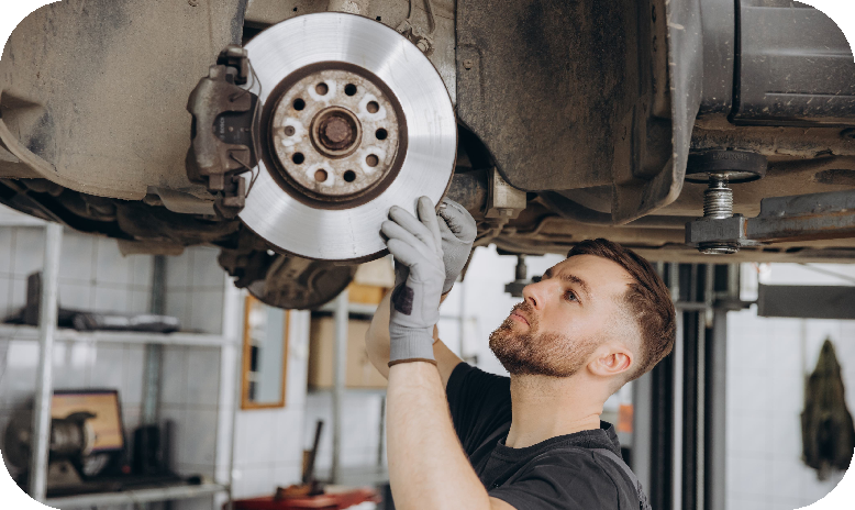 Mecánico inspeccionando vehículo para garantizar seguridad