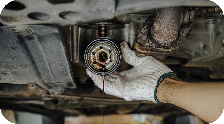 Técnico detectando fallas en motor de vehículo