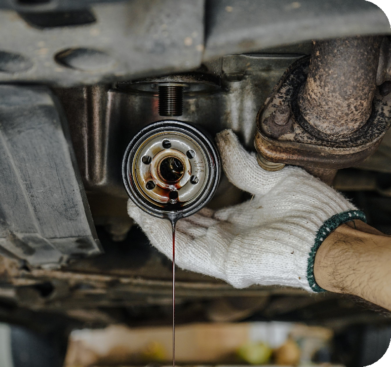 Técnico detectando fallas en motor de vehículo